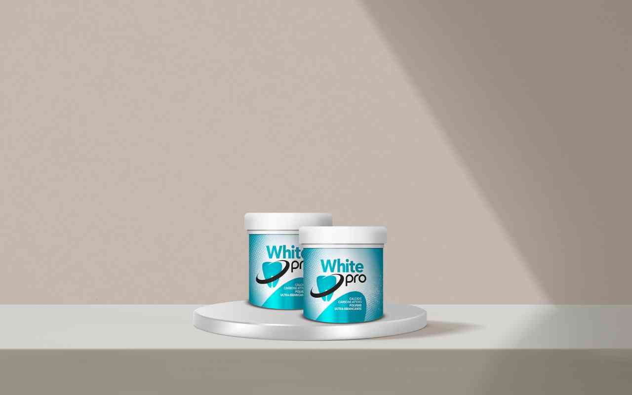 Scopri come avere denti bianchi a casa con White Pro per un sorriso perfetto