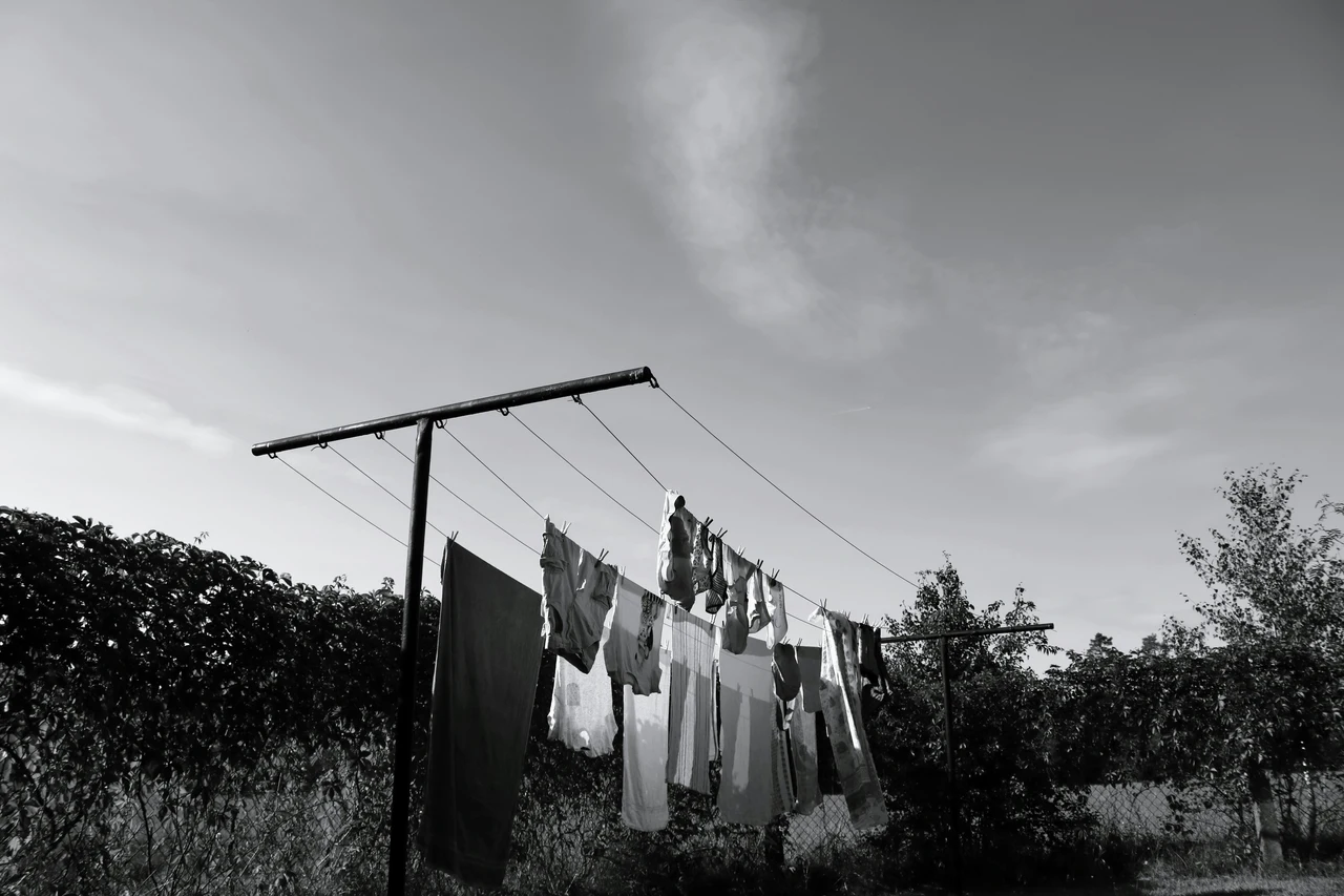 Non lasciare il bucato steso di sera: il motivo che pochi conoscono