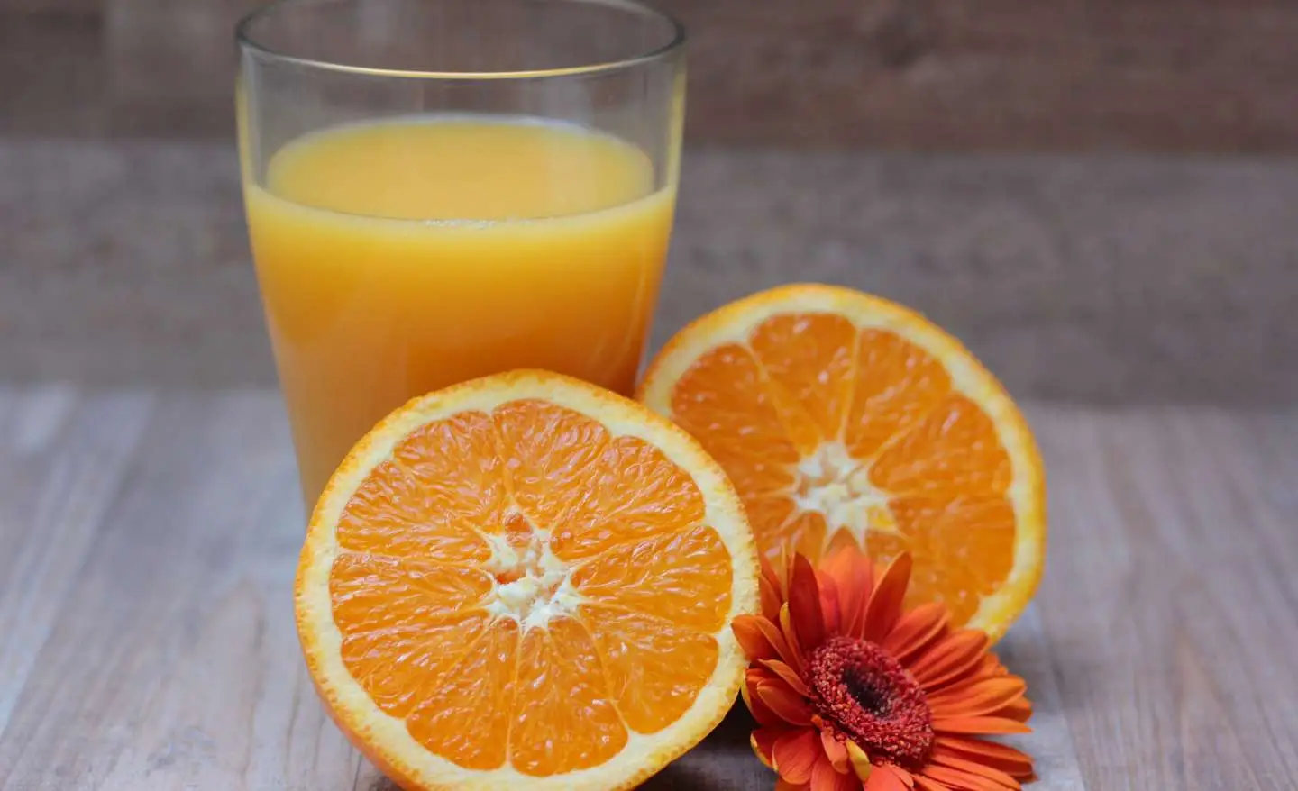 Vini e succhi dopo cena: il loro effetto nascosto sulla glicemia notturna