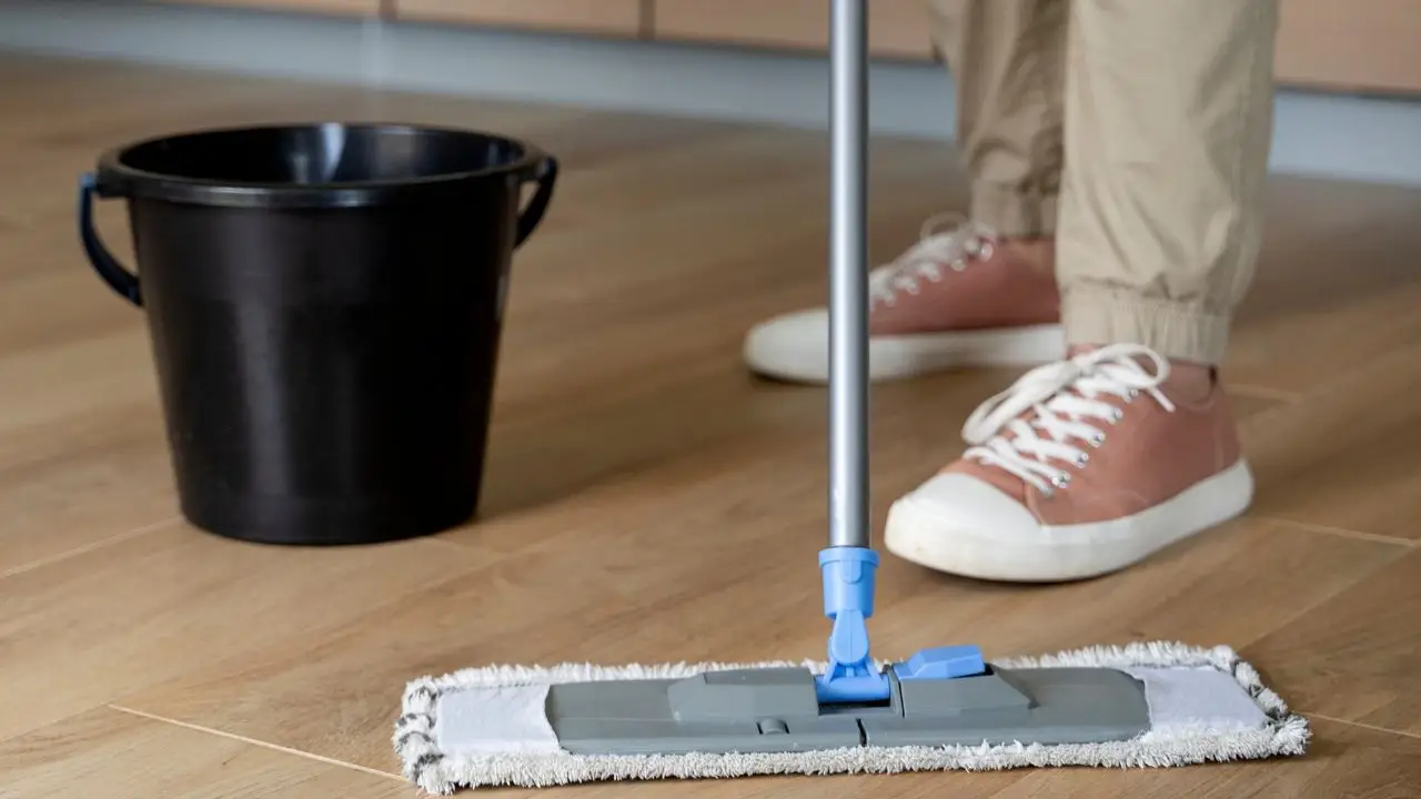 Cosa succede alla salute e all’ambiente domestico se non si lava regolarmente il pavimento