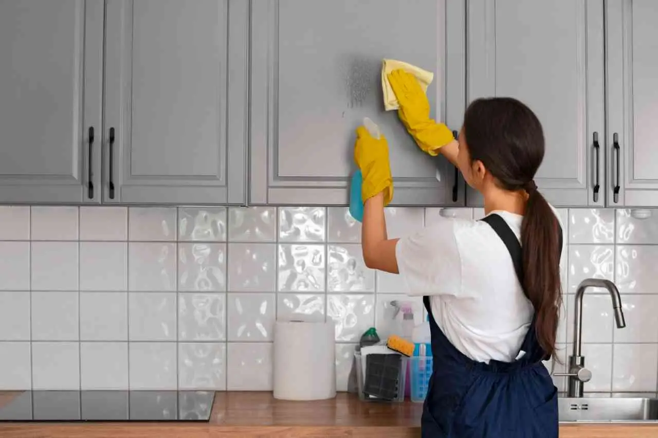Come pulire facilmente gli sportelli della cucina: trucchi e consigli per una casa sempre splendente