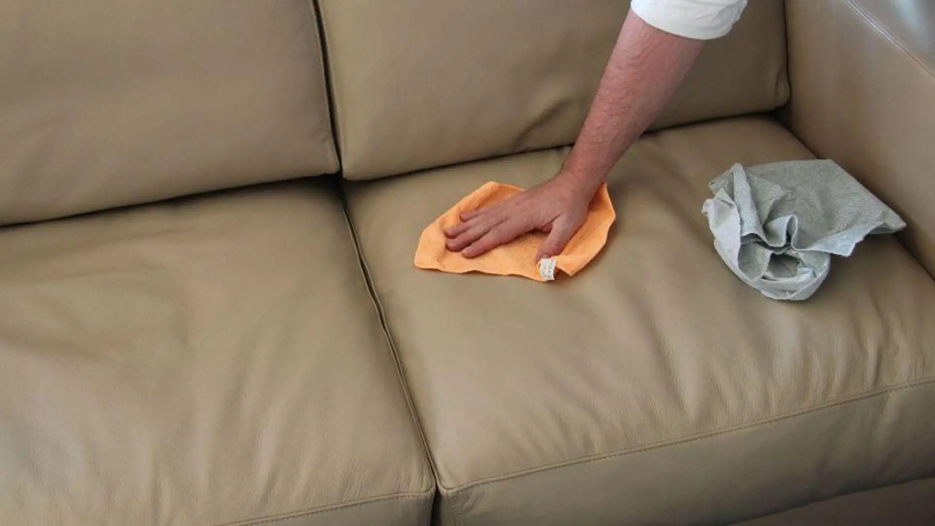 5 modi per pulire il divano senza lasciare aloni: la guida definitiva per il salotto perfetto